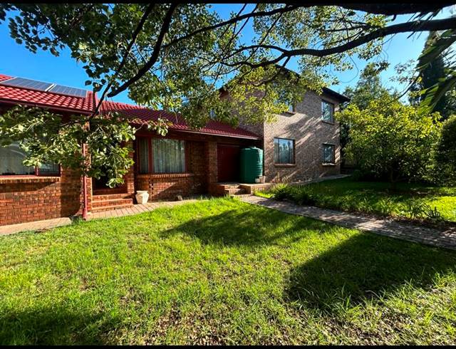 6 BEDROOM HOUSE FOR SALE IN THE REEDS